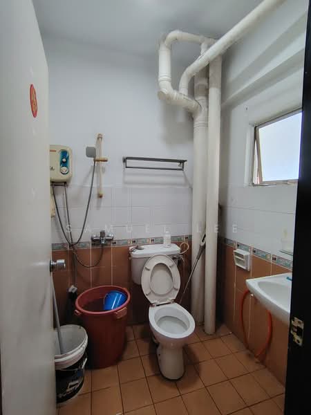Pangsapuri untuk Dijual di Putri Ria Apartment - Samuel Lee - Bathroom - PropertyGuru.com.my