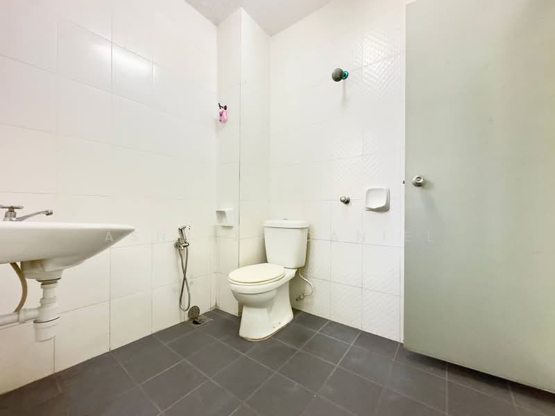 Rumah Teres untuk Dijual di Aman Putri (Sungai Buloh) - Ashraff Daniel - Bathroom - PropertyGuru.com.my