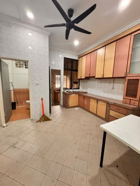 1.5-storey Terraced House for Rent in Taman Molek (Johor Bahru) - Edward Siow - Kitchen - PropertyGuru.com.my