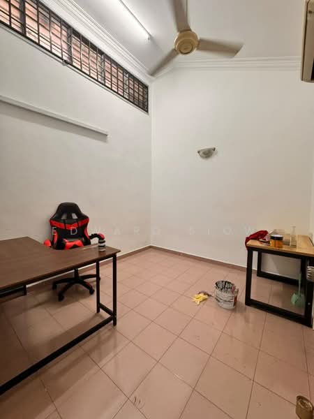 1.5-storey Terraced House for Rent in Taman Molek (Johor Bahru) - Edward Siow - Study - PropertyGuru.com.my