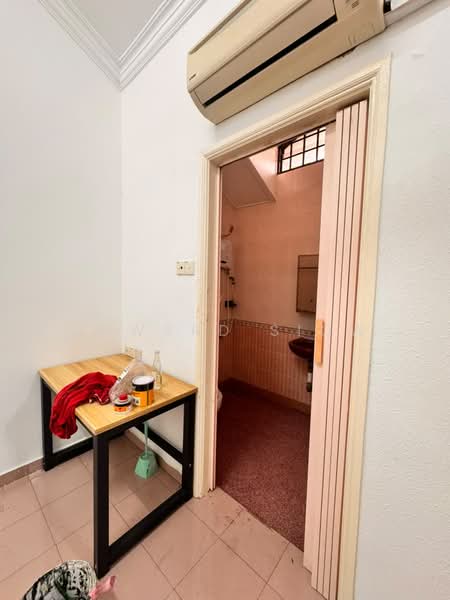 1.5-storey Terraced House for Rent in Taman Molek (Johor Bahru) - Edward Siow - Bathroom - PropertyGuru.com.my