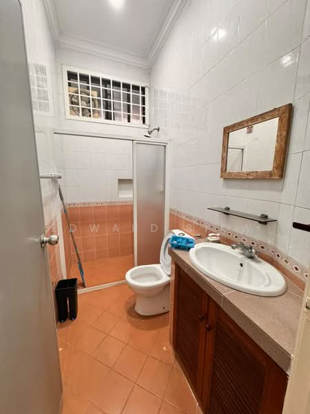 1.5-storey Terraced House for Rent in Taman Molek (Johor Bahru) - Edward Siow - Bathroom - PropertyGuru.com.my