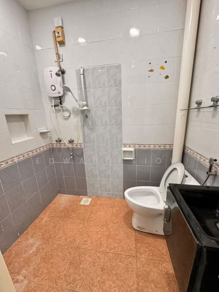 1.5-storey Terraced House for Rent in Taman Molek (Johor Bahru) - Edward Siow - Bathroom - PropertyGuru.com.my