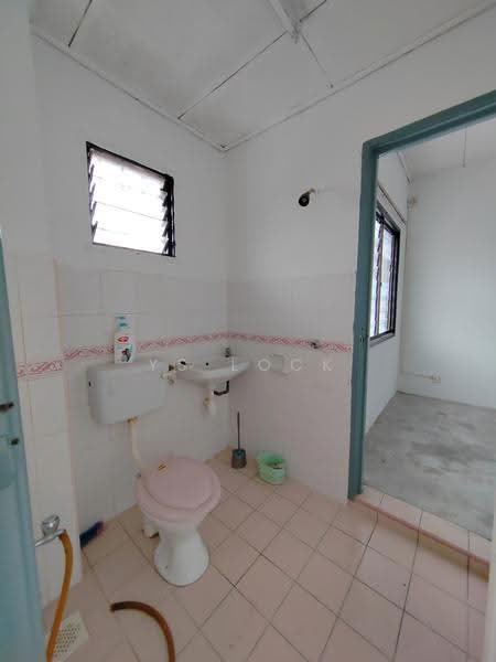 2-storey Terraced House for Rent in Taman Putra Prima (Puchong) - YS Lock - Bathroom - PropertyGuru.com.my