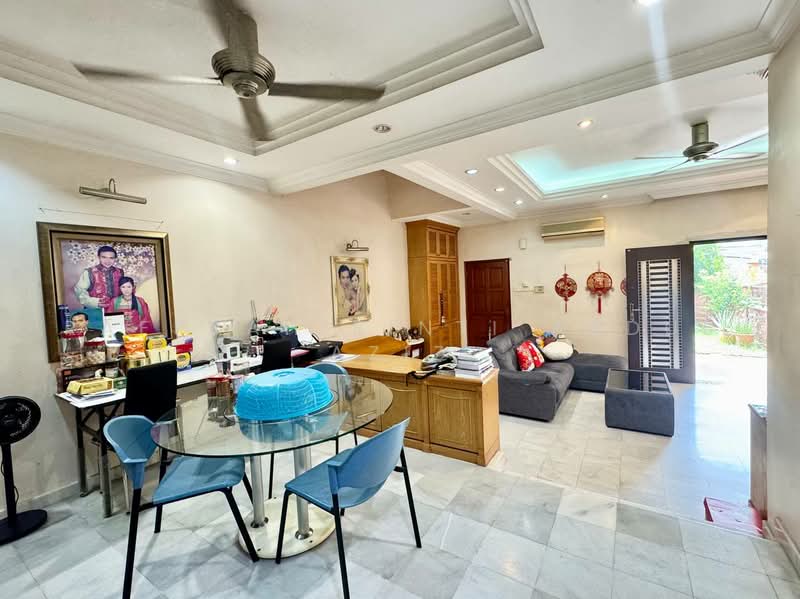 Rumah Teres 2 Tingkat untuk Dijual di Bukit Jelutong (Shah Alam) - Rafedah Binti Abdul Aziz - Living Room - PropertyGuru.com.my