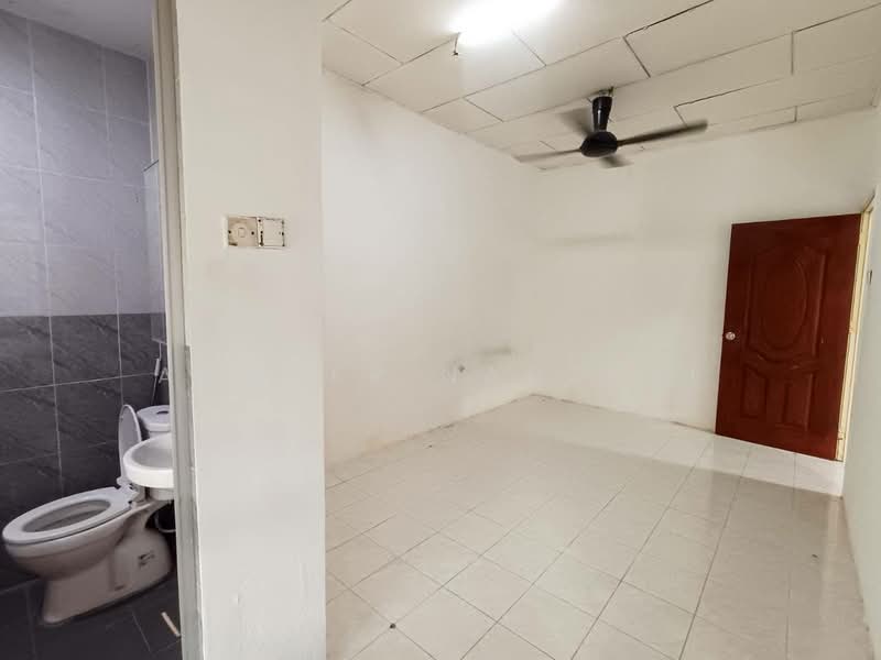Rumah Teres 1-Tingkat untuk Dijual di Taman Lestari Permai (Seri Kembangan) - Ammeer Nadzrai - Bathroom - PropertyGuru.com.my