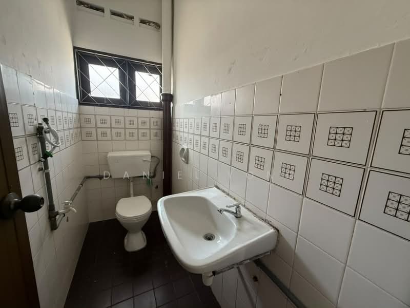 Rumah Teres 2-Tingkat untuk Dijual di Taman Suria (Johor Bahru) - Daniel Yong - Bathroom - PropertyGuru.com.my