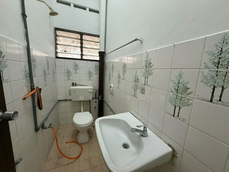 Rumah Teres 2-Tingkat untuk Dijual di Taman Suria (Johor Bahru) - Daniel Yong - Bathroom - PropertyGuru.com.my