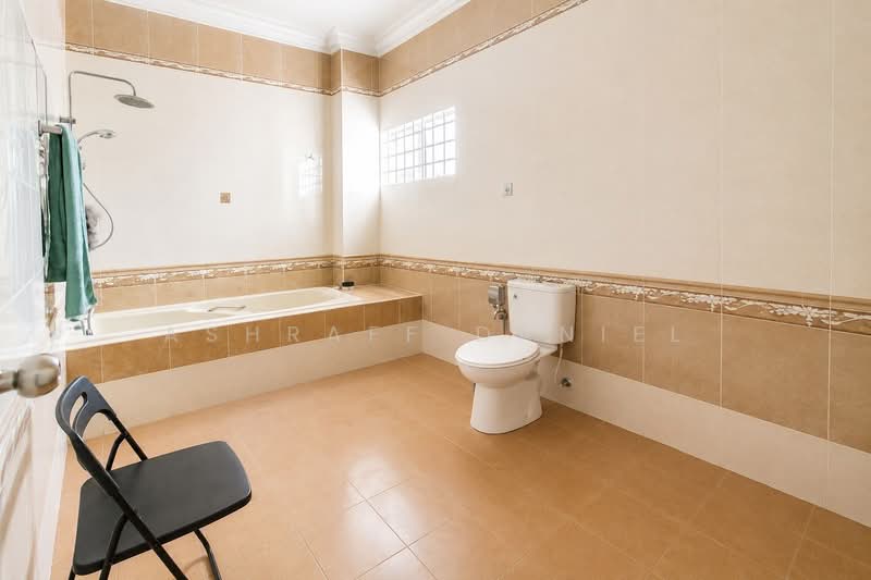 Bungalow House untuk Dijual di Bandar Country Homes (Rawang) - Ashraff Daniel - Bathroom - PropertyGuru.com.my