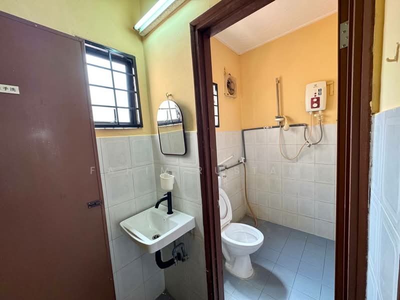 Rumah Teres untuk Dijual di Usj 2 (Subang Jaya) - Fahim Rustam - Bathroom - PropertyGuru.com.my