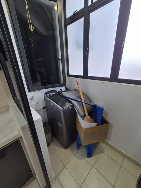 Kediaman Servis untuk Dijual di United Point (Residensi Berpadu) - Alvin Tam - Balcony - PropertyGuru.com.my