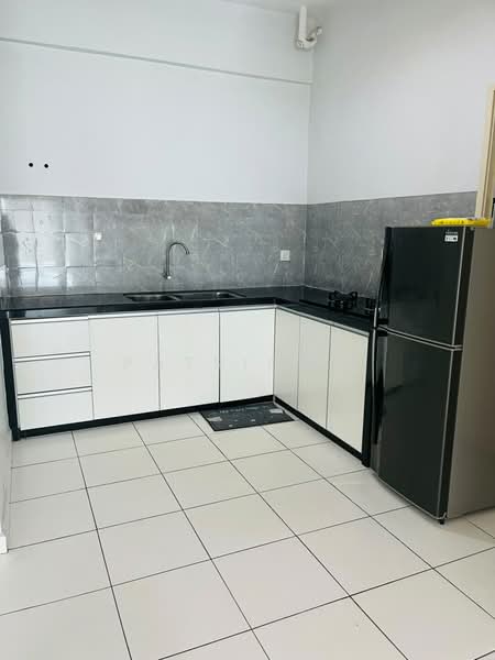Kondominium untuk Disewa di The Golden Triangle Condominium - Patrick . - Kitchen - PropertyGuru.com.my
