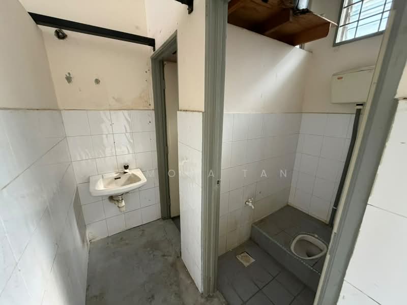 Shop for Sale in Taman Semabok Perdana (Semabok) - Ramona Tan - Bathroom - PropertyGuru.com.my