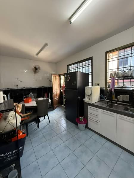 Rumah Teres 2-Tingkat untuk Dijual di Taman Setia Indah (Tebrau) - Daniel Yong - Kitchen - PropertyGuru.com.my