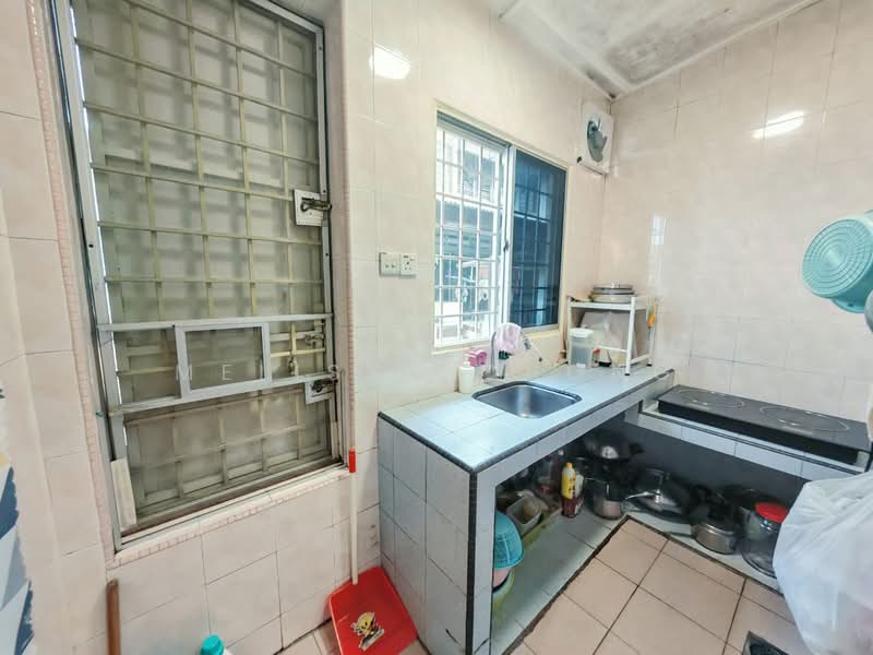 2-storey Terraced House for Sale in Serdang Jaya (Seri Kembangan) - Melissa Chong - Kitchen - PropertyGuru.com.my