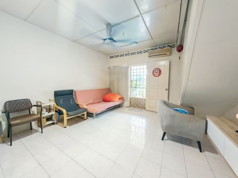 2-storey Terraced House for Sale in Serdang Jaya (Seri Kembangan) - Melissa Chong - Living Room - PropertyGuru.com.my
