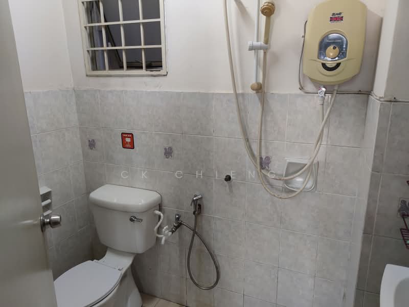 Condominium for Sale at Ridzuan Condominium - CK Chieng - Bathroom - PropertyGuru.com.my