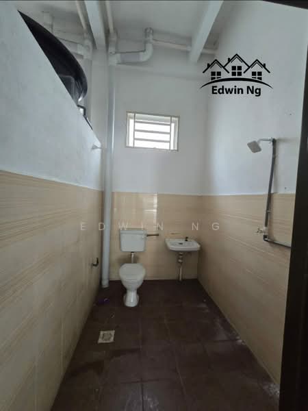 Shop for Sale in Bandar Parit Buntar (Parit Buntar) - Edwin Ng - Bathroom - PropertyGuru.com.my
