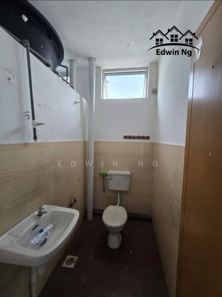 Shop for Sale in Bandar Parit Buntar (Parit Buntar) - Edwin Ng - Bathroom - PropertyGuru.com.my