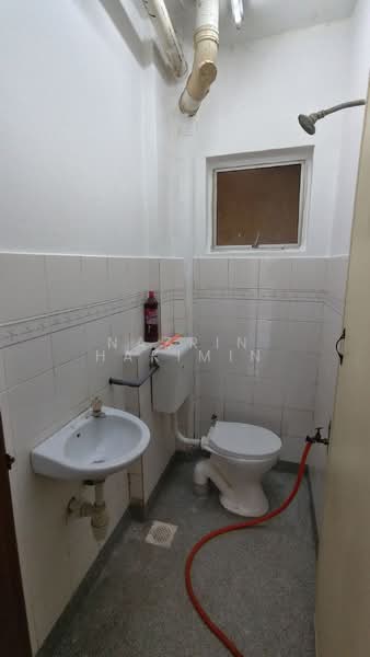 Apartment for Sale at Astana Alam Apartment 2 - Nazrin Hakimin - Bathroom - PropertyGuru.com.my