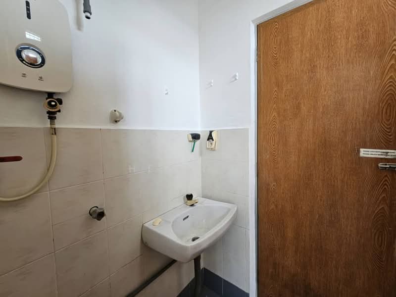 Terraced House for Sale in Bukit Beruang (Bukit Baru) - Helen BF - Bathroom - PropertyGuru.com.my