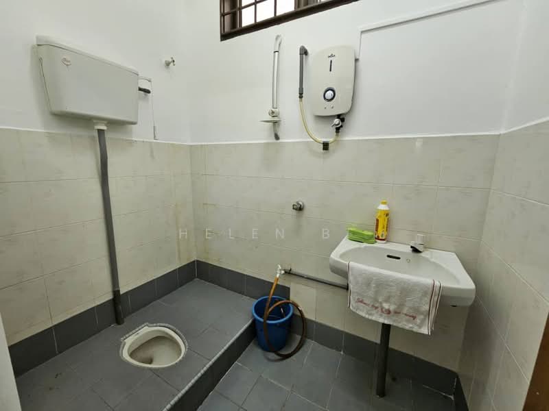 Terraced House for Sale in Bukit Beruang (Bukit Baru) - Helen BF - Bathroom - PropertyGuru.com.my