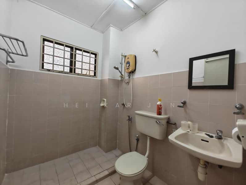 Rumah Teres untuk Dijual di Bandar Sungai Long (Selangor) - Hei Kar Jun - Bathroom - PropertyGuru.com.my