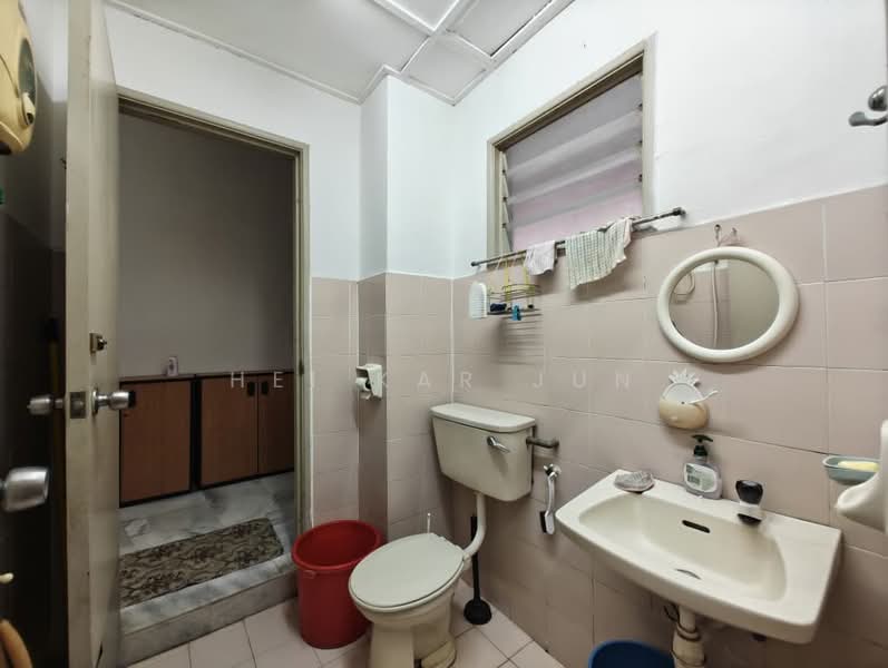 Rumah Teres untuk Dijual di Bandar Sungai Long (Selangor) - Hei Kar Jun - Bathroom - PropertyGuru.com.my