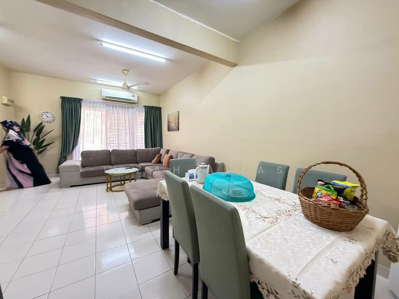 Rumah Teres 2-Tingkat untuk Dijual di Alam Suria (Puncak Alam) - Izzah Alias - Living Room - PropertyGuru.com.my