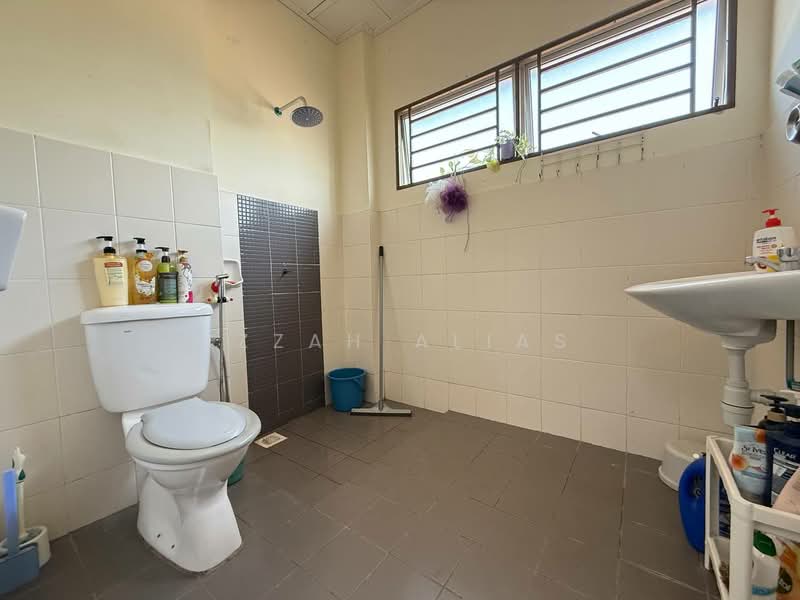 Rumah Teres 2-Tingkat untuk Dijual di Alam Suria (Puncak Alam) - Izzah Alias - Bathroom - PropertyGuru.com.my