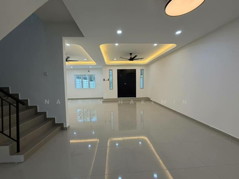 Rumah Teres 2-Tingkat untuk Dijual di Taman Setia (Klang) - Nazrin Hakimin - Living Room - PropertyGuru.com.my