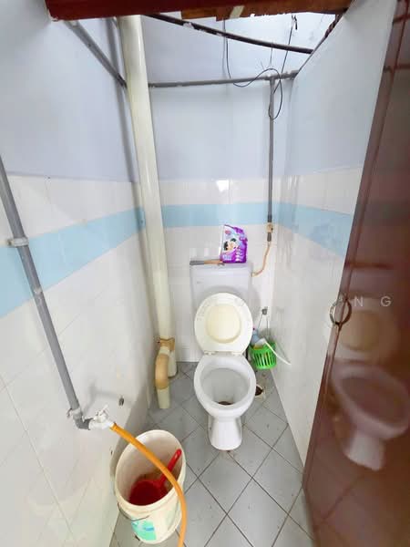 Rumah Bandar untuk Dijual di Bandar Baru Permas Jaya (Permas Jaya) - Loong Hing Liong - Bathroom - PropertyGuru.com.my