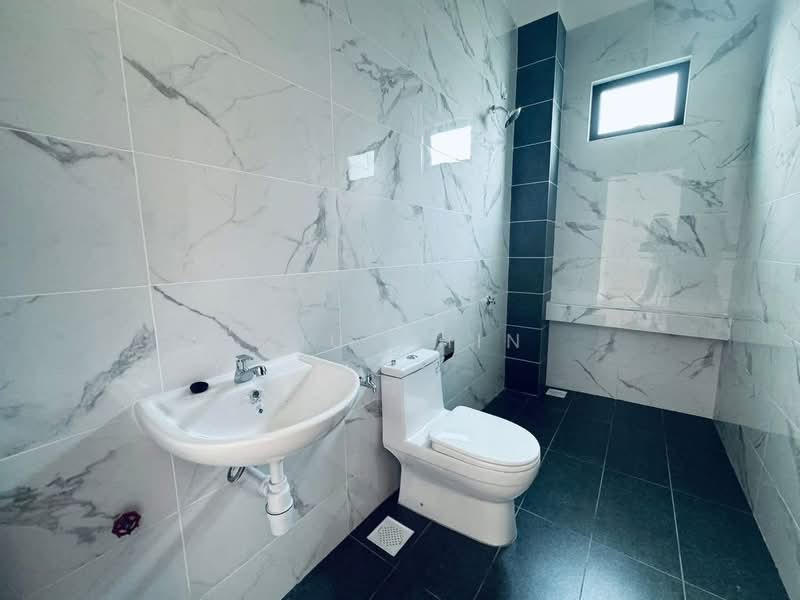 Semi-Detached House for Sale in Bandar Putra (Kulai) - Kuu Chin - Bathroom - PropertyGuru.com.my