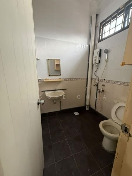 Rumah Teres 2-Tingkat untuk Disewa di Taman Desa Tebrau (Tebrau) - Peggie Chua - Bathroom - PropertyGuru.com.my