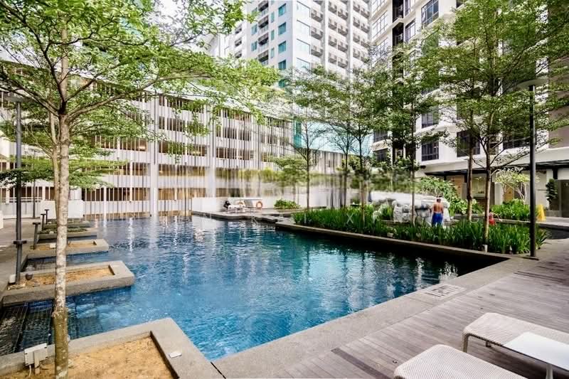 Kediaman Servis untuk Dijual di Fraser Residence (188 Suites) - Darren Kai Xin Ng - Pool - PropertyGuru.com.my