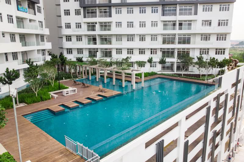 Kediaman Servis untuk Dijual di Centra Residences - Dexter Lim - Pool - PropertyGuru.com.my
