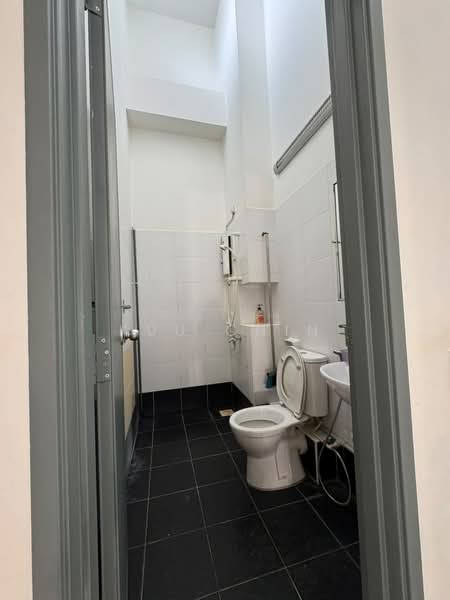 Rumah Teres 2-Tingkat untuk Dijual di Setia Tropika (Johor Bahru) - Kuu Chin - Bathroom - PropertyGuru.com.my