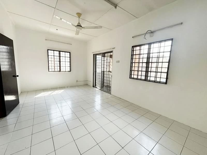 Rumah Teres 2-Tingkat untuk Disewa di Seksyen 3 Bandar Baru Bangi (Bandar Baru Bangi) - Aimi Mahirah - Living Room - PropertyGuru.com.my