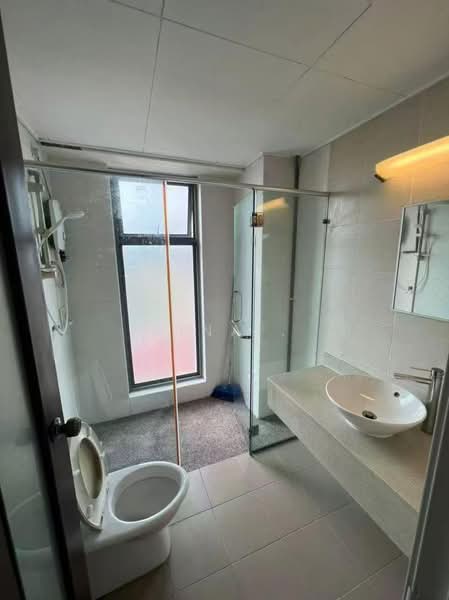 Kediaman Servis untuk Dijual di D'Alamanda - Rina . - Bathroom - PropertyGuru.com.my