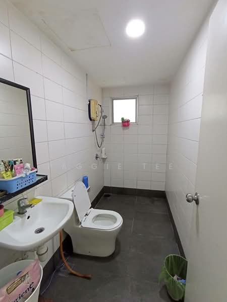 Kediaman Servis untuk Dijual di Greenfield Regency - Paggie Tee - Bathroom - PropertyGuru.com.my