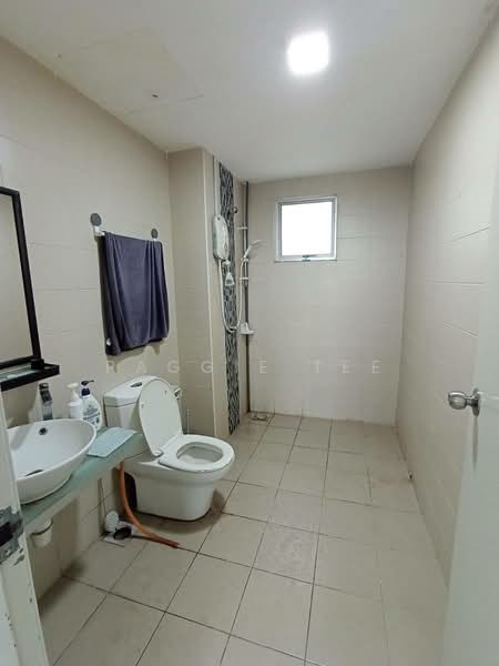 Kediaman Servis untuk Dijual di Greenfield Regency - Paggie Tee - Bathroom - PropertyGuru.com.my