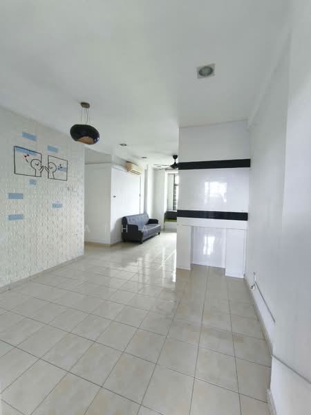 Pangsapuri untuk Dijual di Indah Court Apartment - Catha Chin - Living Room - PropertyGuru.com.my