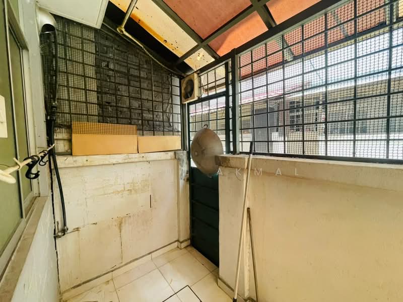 Rumah Teres 2-Tingkat untuk Disewa di Seksyen 33 (Shah Alam) - Amirul Akmal - Balcony - PropertyGuru.com.my