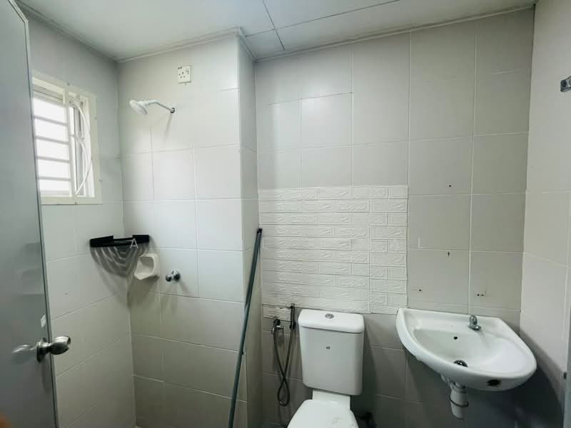 Rumah Teres 2-Tingkat untuk Disewa di Seksyen 33 (Shah Alam) - Amirul Akmal - Bathroom - PropertyGuru.com.my