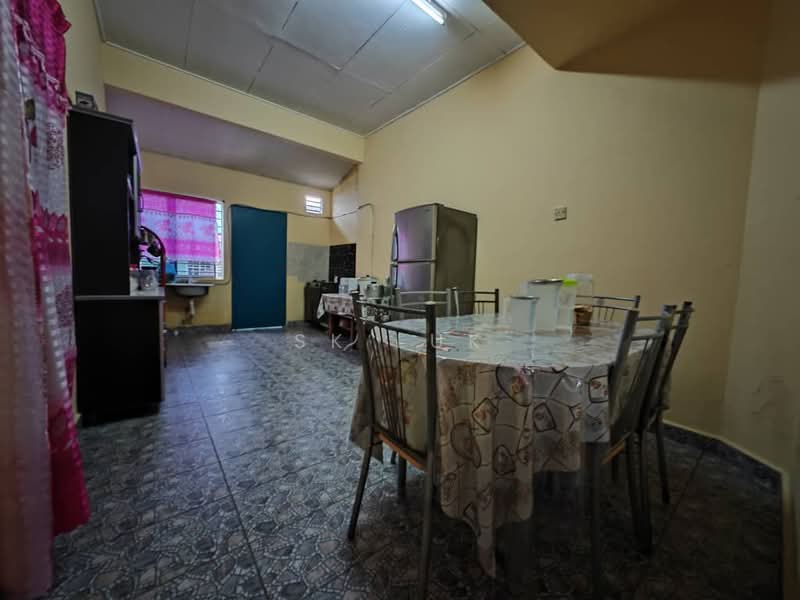1-storey Terraced House for Sale in Taman Velox (Rawang) - SK Luk - Kitchen - PropertyGuru.com.my
