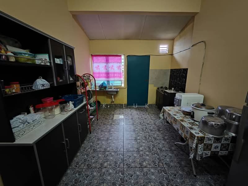 1-storey Terraced House for Sale in Taman Velox (Rawang) - SK Luk - Kitchen - PropertyGuru.com.my