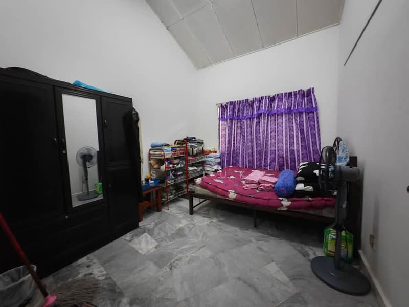 1-storey Terraced House for Sale in Taman Velox (Rawang) - SK Luk - Bedroom - PropertyGuru.com.my
