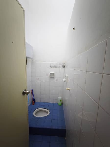 1-storey Terraced House for Sale in Taman Velox (Rawang) - SK Luk - Bathroom - PropertyGuru.com.my