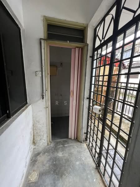 2-storey Terraced House for Sale in Taman Bukit Mewah (Tampoi) - Carson . - Bathroom - PropertyGuru.com.my