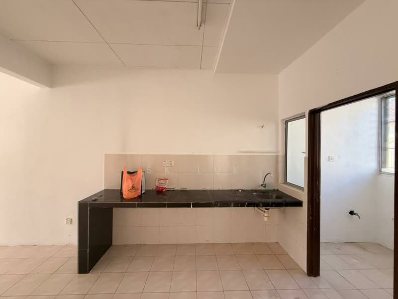 Rumah Bandar untuk Dijual di Bandar Country Homes (Rawang) - SK Luk - Kitchen - PropertyGuru.com.my